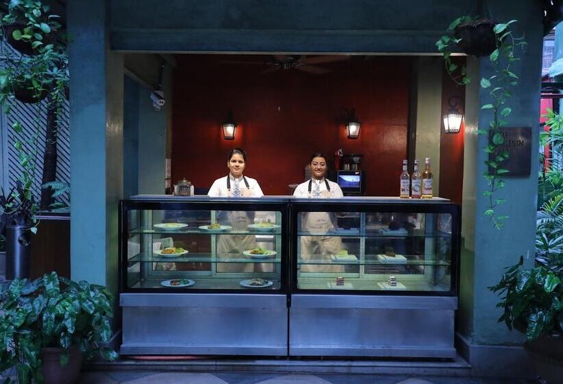 Отель The Elgin Fairlawn Kolkata