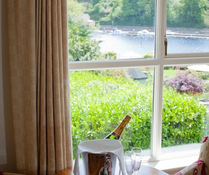 The Lakeside Hotel & Leisure Centre