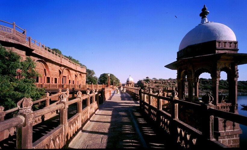 בית מלון כפרי Welcomheritage Bal Samand Lake Palace