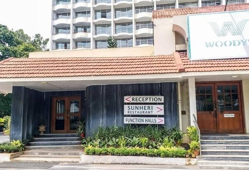 Отель Woodlands