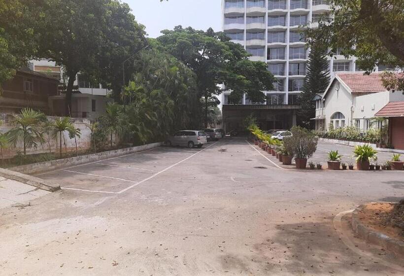 Отель Woodlands