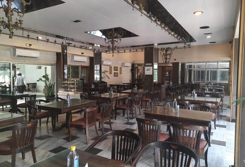 Отель Woodlands