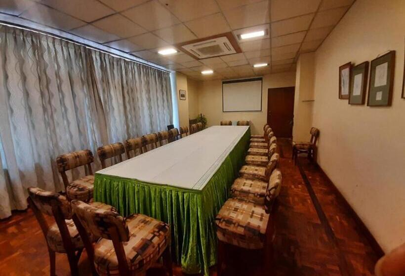 Отель Woodlands