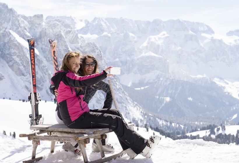 酒店 Adler Spa Resort Dolomiti