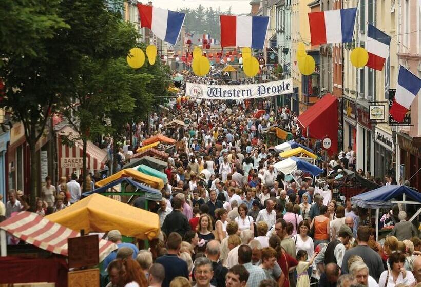 בית מלון כפרי Downhill Inn