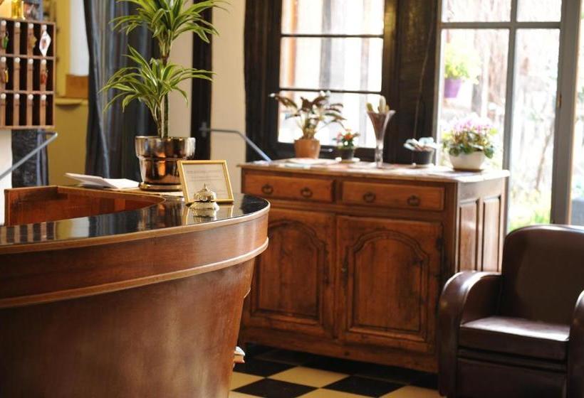 Отель Hôtel De La Cathédrale