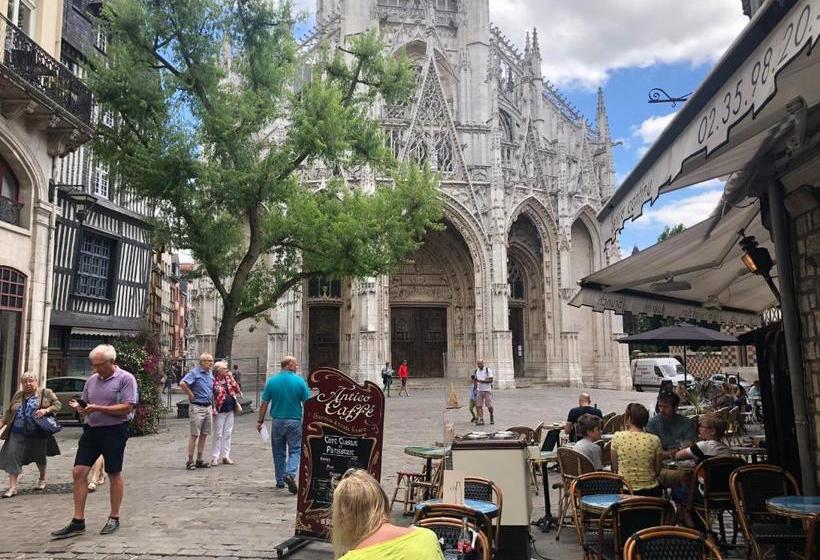 Отель Hôtel De La Cathédrale