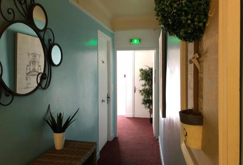 Отель Hôtel De La Cathédrale