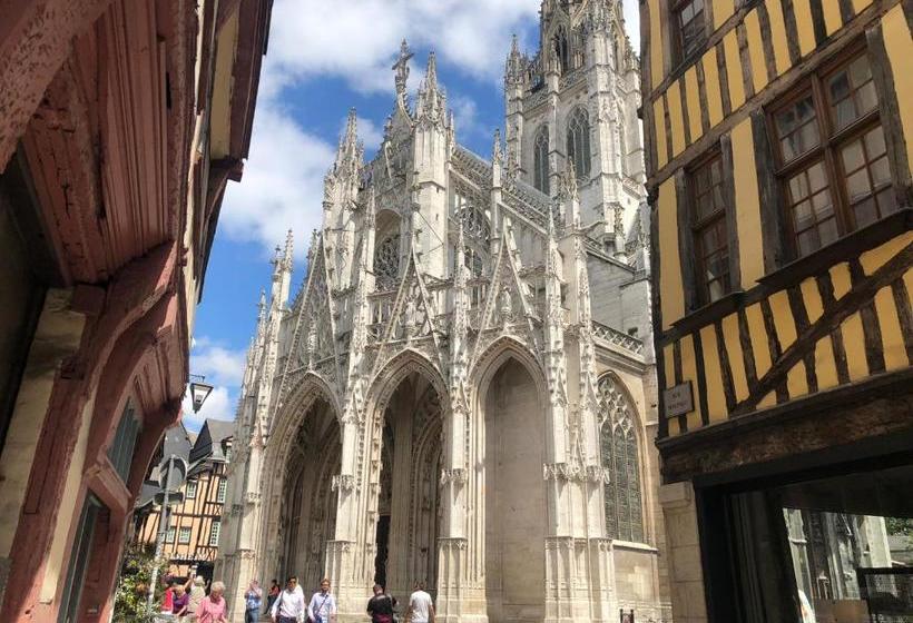 Отель Hôtel De La Cathédrale