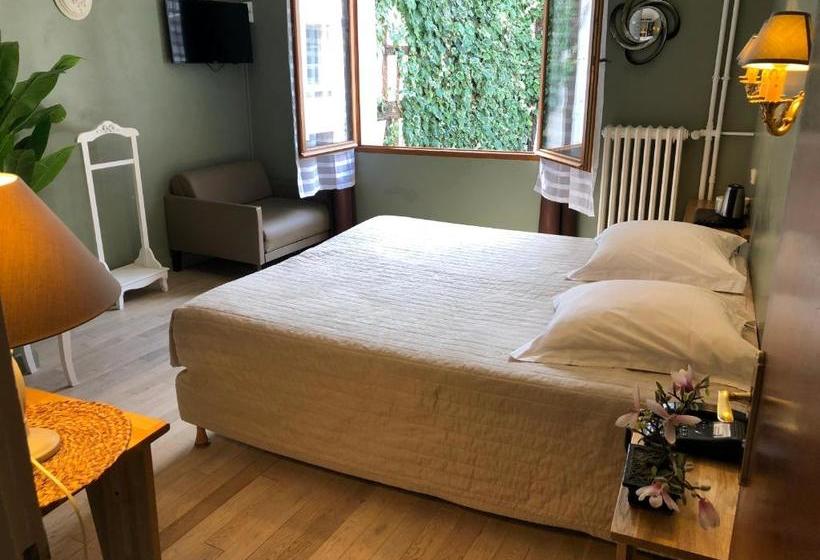 Отель Hôtel De La Cathédrale