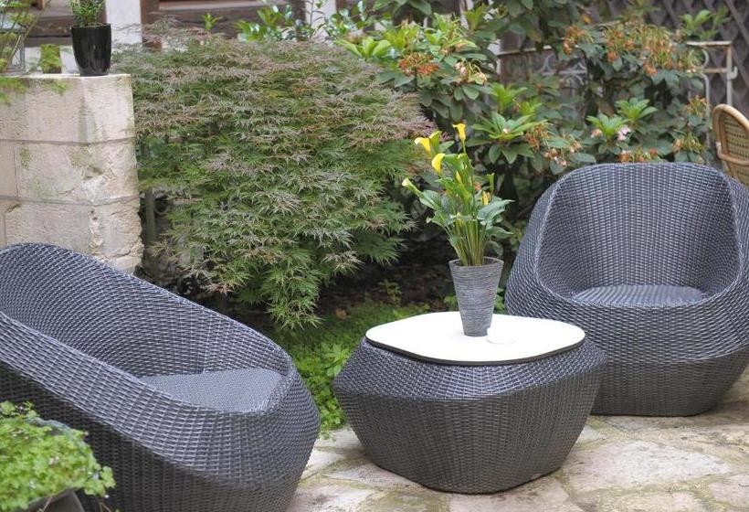 Отель Hôtel De La Cathédrale