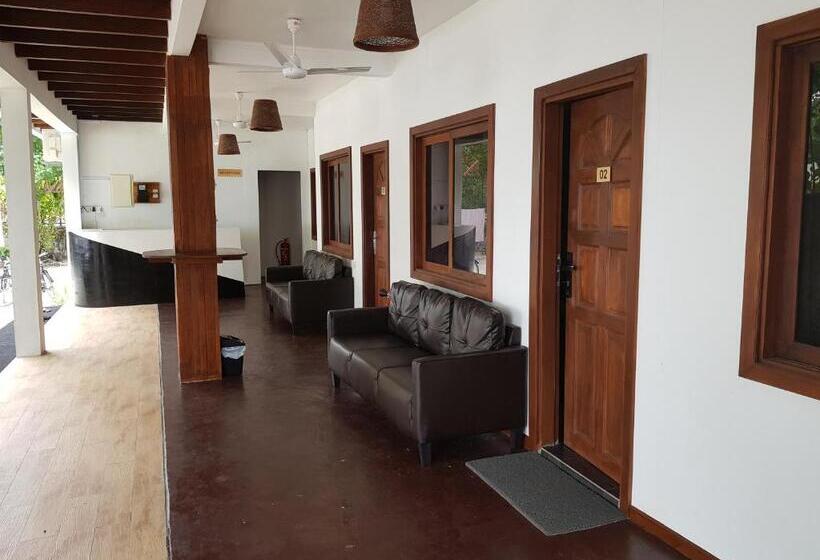 مسافرخانه Surf Deck