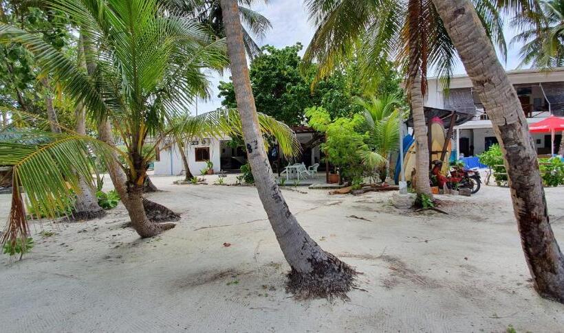 مسافرخانه Surf Deck