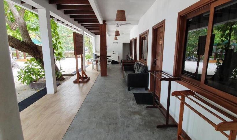 مسافرخانه Surf Deck