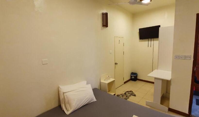 مسافرخانه Surf Deck