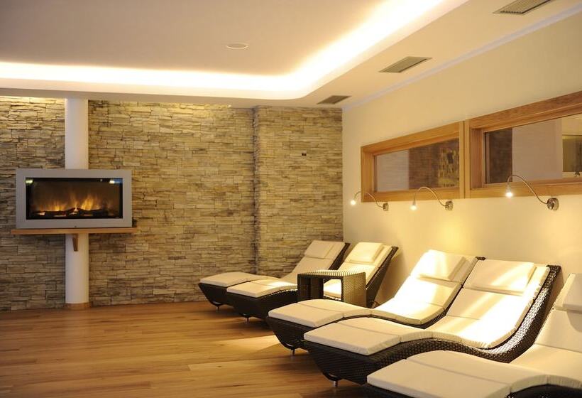 فندق Alpholiday Dolomiti Wellness & Family