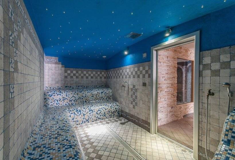 فندق Alpholiday Dolomiti Wellness & Family