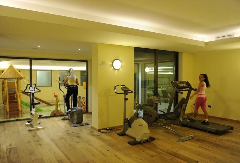 فندق Alpholiday Dolomiti Wellness & Family