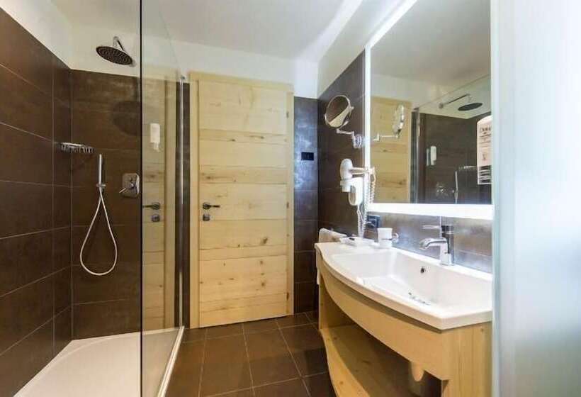 فندق Alpholiday Dolomiti Wellness & Family