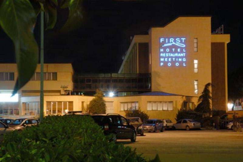 ホテル First