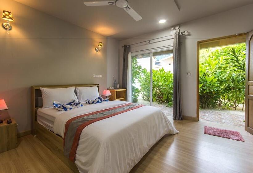 Ukulhas Villa Oceanview Hotel & Spa