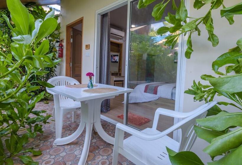 Ukulhas Villa Oceanview Hotel & Spa