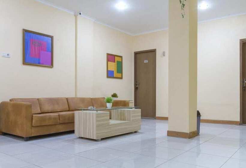 Пансион Reddoorz Near Istana Plaza 2