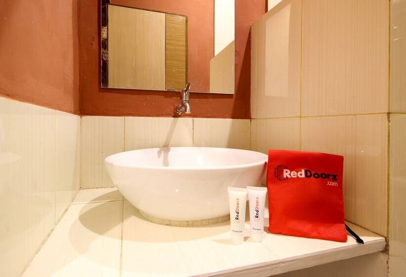 پانسیون Reddoorz Plus @ Jalan Damai 2