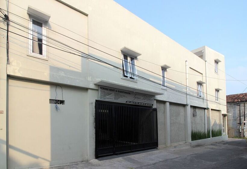 פנסיון Reddoorz Plus Near Upn Jogjakarta 2