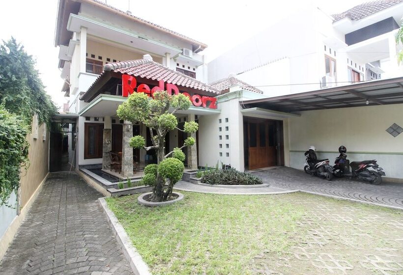 بنسيون Reddoorz Plus @ Tegal Panggung