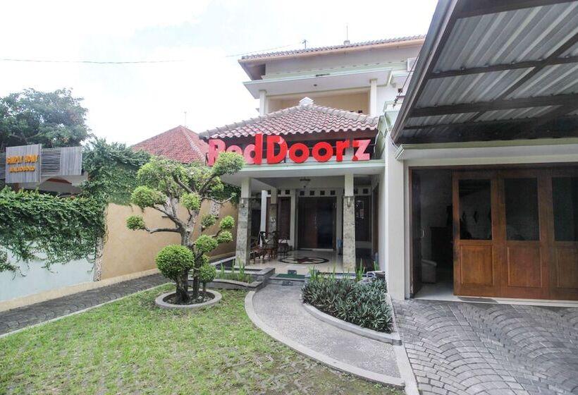 بنسيون Reddoorz Plus @ Tegal Panggung