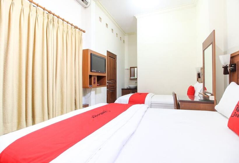 بنسيون Reddoorz Plus @ Tegal Panggung