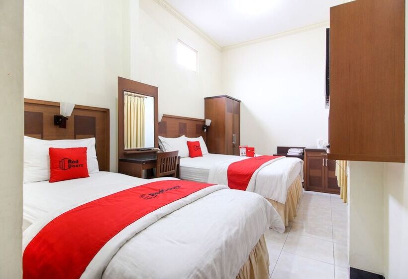 بنسيون Reddoorz Plus @ Tegal Panggung