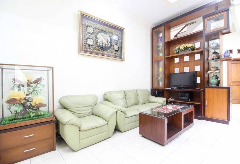 بنسيون Reddoorz Plus @ Tegal Panggung