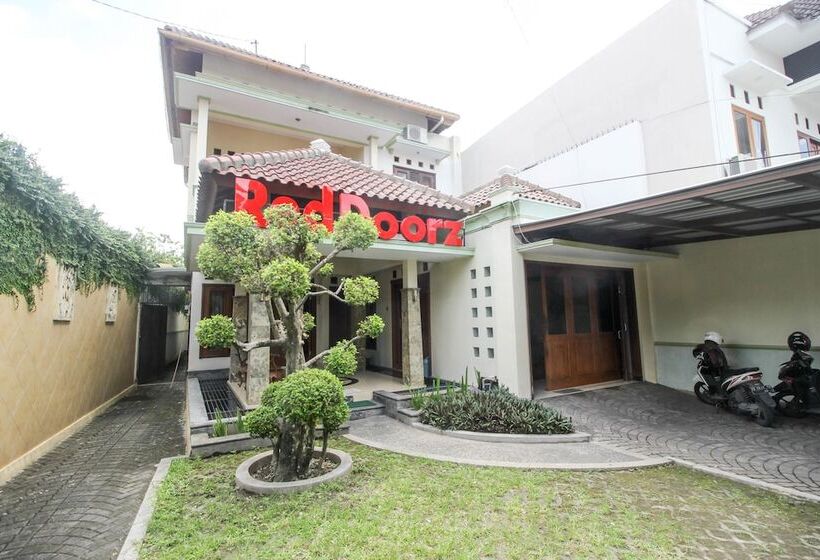 بنسيون Reddoorz Plus @ Tegal Panggung