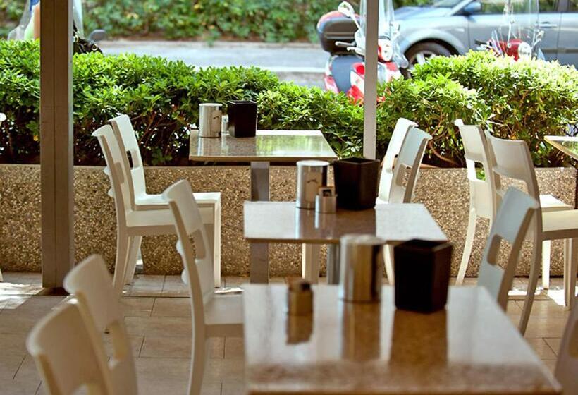 Отель Ambassador