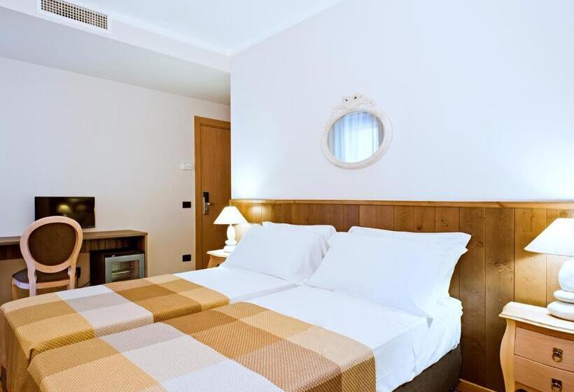 Отель Ambassador