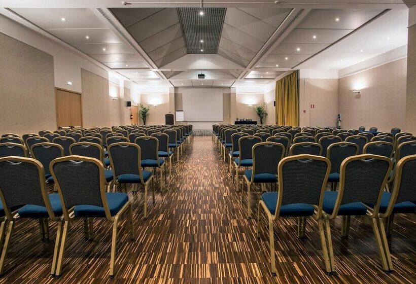 Flyon Hotel & Conference Center