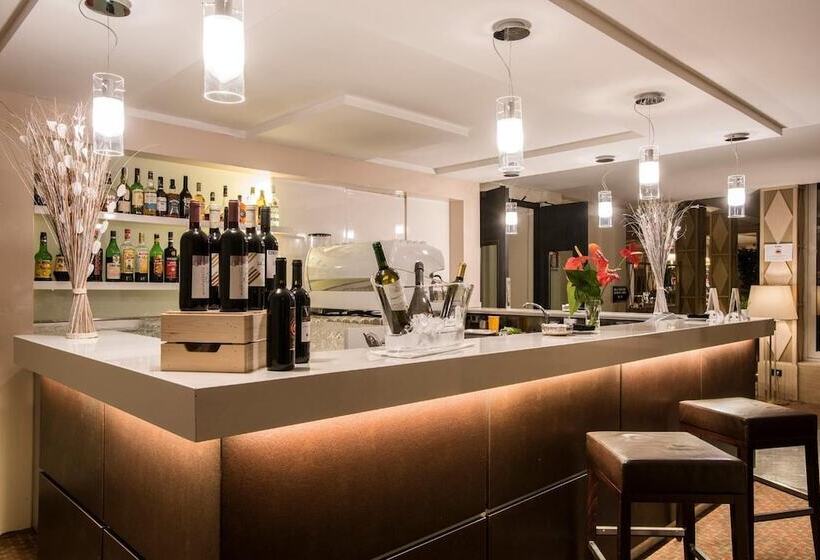 Flyon Hotel & Conference Center