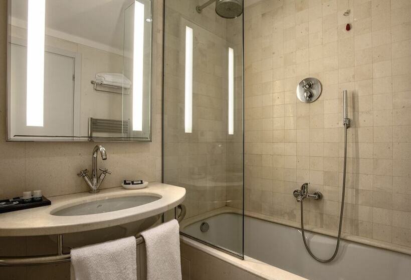 Flyon Hotel & Conference Center