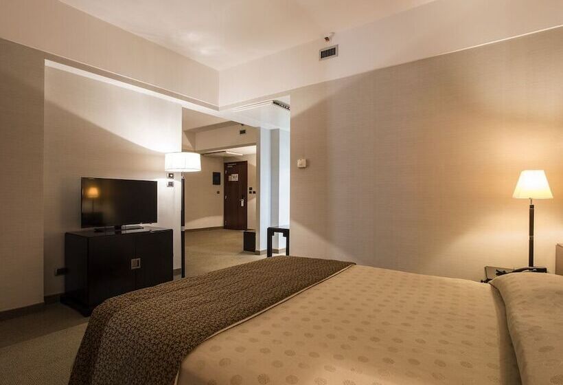 Flyon Hotel & Conference Center