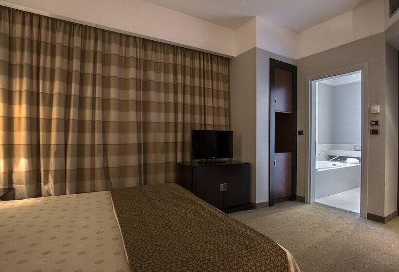 Flyon Hotel & Conference Center