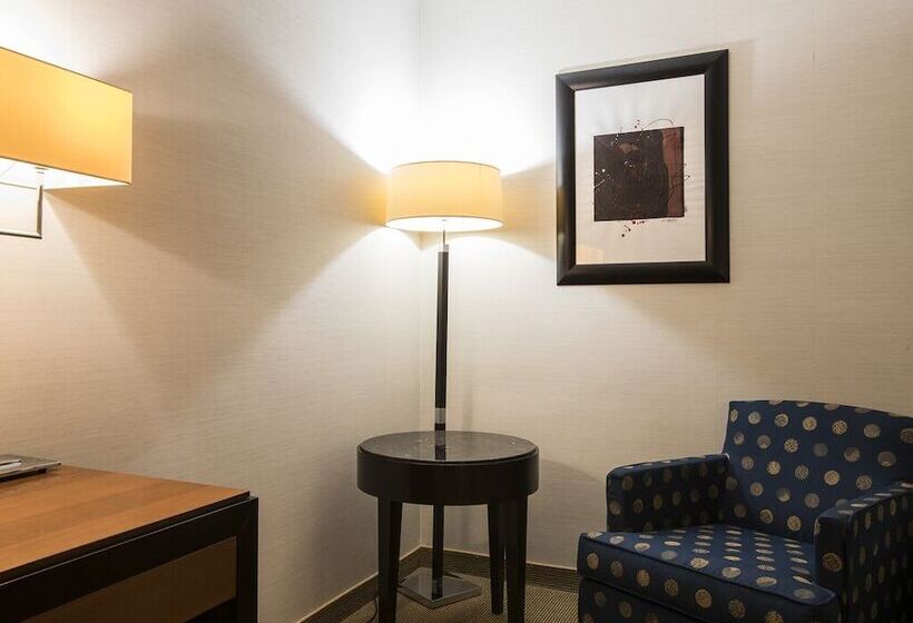 Flyon Hotel & Conference Center