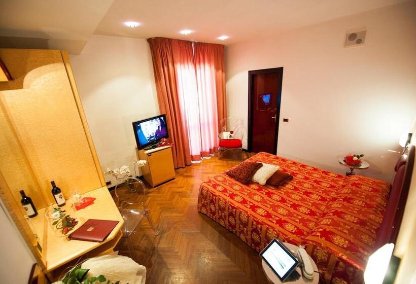 בית מלון כפרי Regent   In Pieno Centro