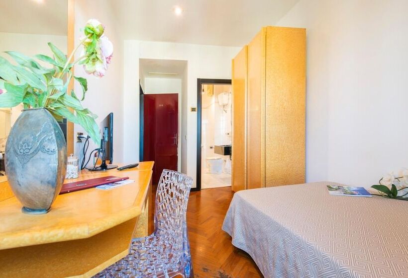 בית מלון כפרי Regent   In Pieno Centro