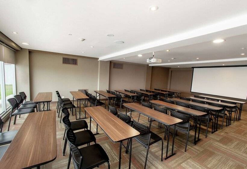 בית מלון כפרי Hampton By Hilton Lima San Isidro