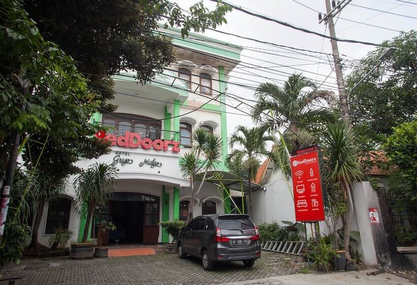 پانسیون Reddoorz @ Genteng Surabaya 2