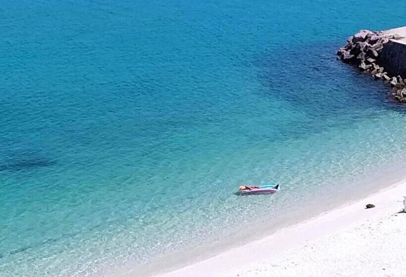 Club Cantamar Beach Hotel & Marina