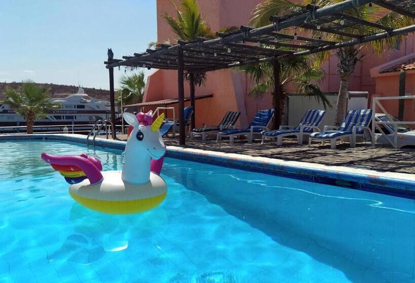 Club Cantamar Beach Hotel & Marina