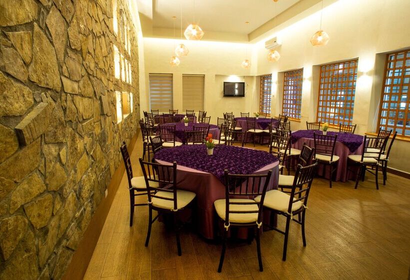 בית מלון כפרי Best Western Plus Monterrey Colon